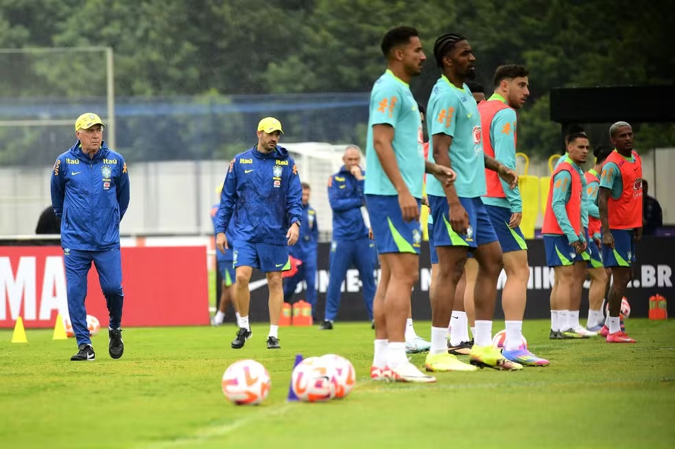 Ancelotti comanda treino com elenco completo e dá pistas de primeira escalação da Seleção